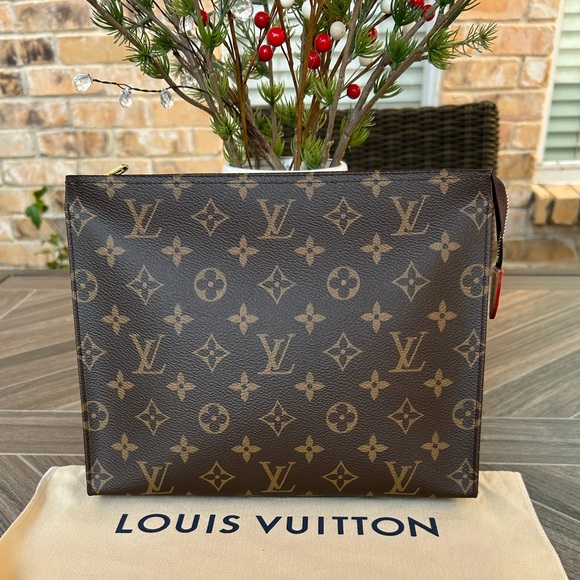 Toiletry 26 in Monogram - Picture 2 of 16